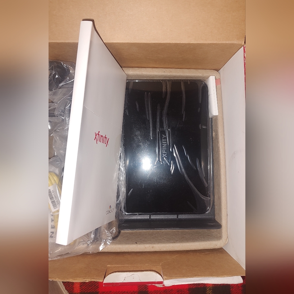 Xfinity Home Automation Base Kit + Indoor/Outdoor Camera Xfinity Hub Outlet Cont - Picture 8 of 9